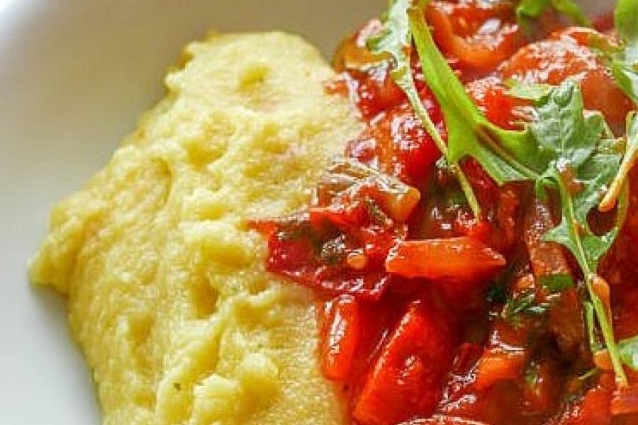 Distribuzione di polenta e peperonata - "Insula Platea 1° Maius"