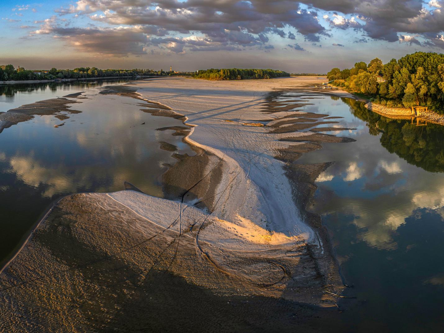 Inauguration of the photo exhibit "Il grande fiume Po"