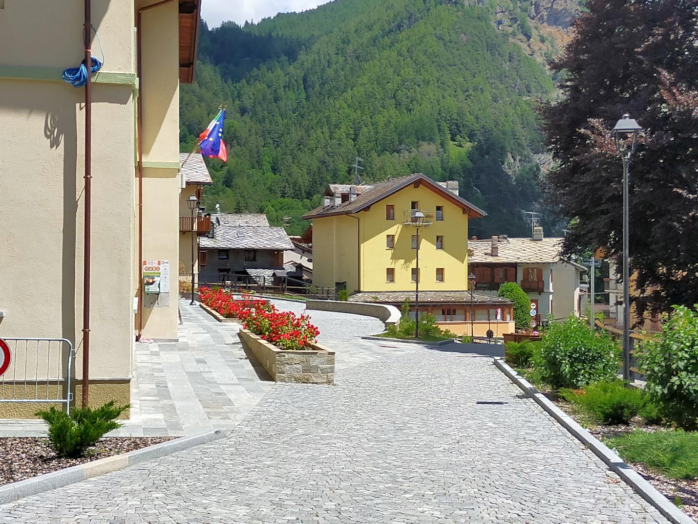 Piazza Municipio  Reading in the mountains: The dark hollow
