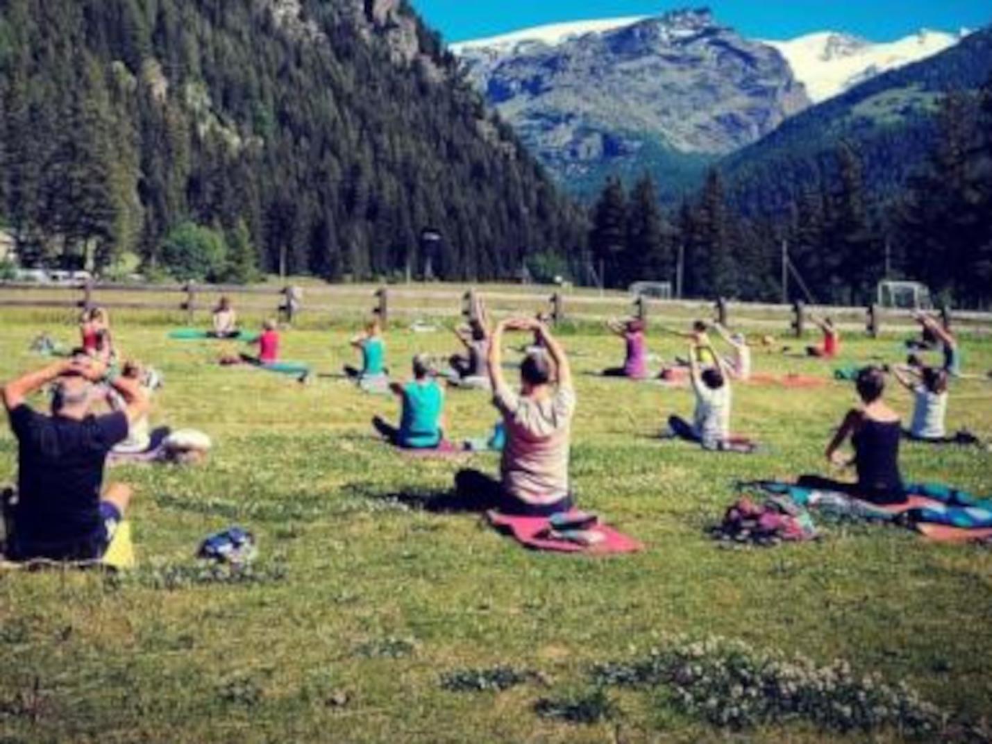 Persone dedite allo yoga  Yoga Monterosa Festival between Earth and Sky
